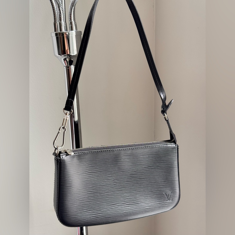 Louis vuitton epi pochette (rare)